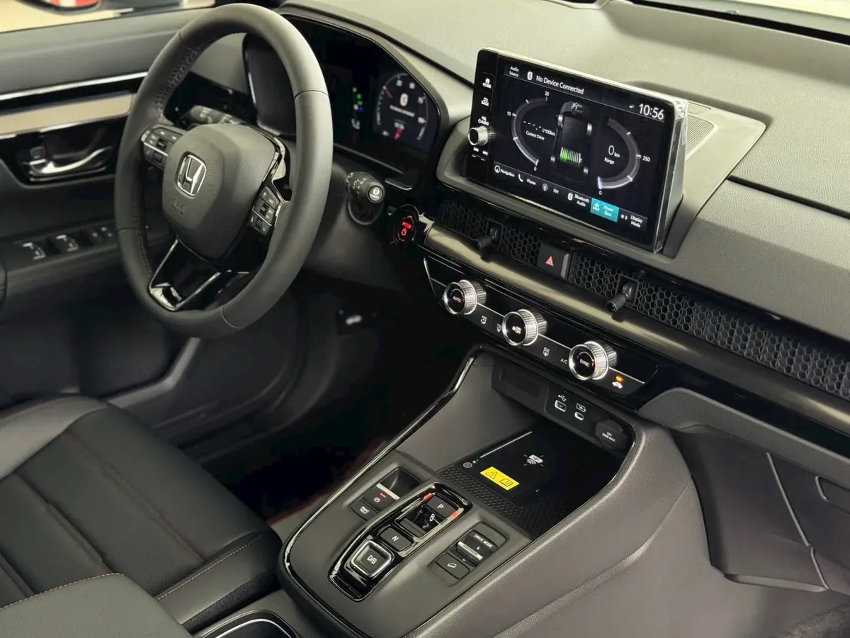 Khoang lái xe Honda CR V e:HEV RS 2026 rộng rãi, hiện đại.