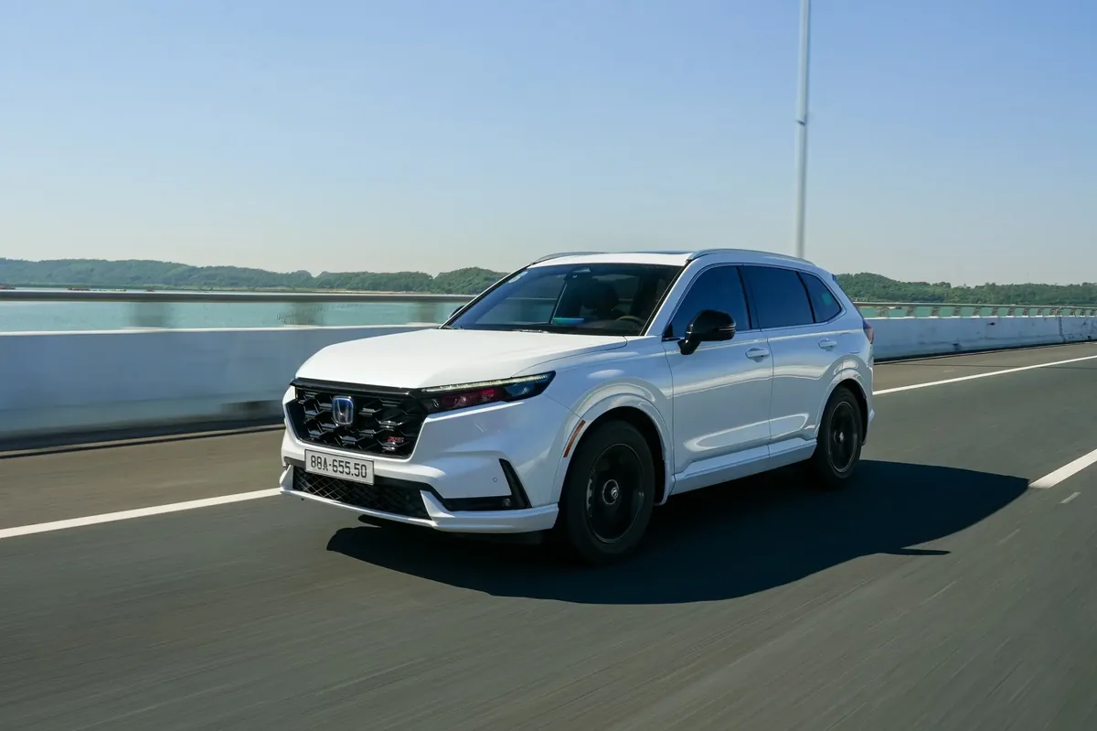 Honda CR V e:HEV RS Màu trắng đang chạy lái thử trên đường.