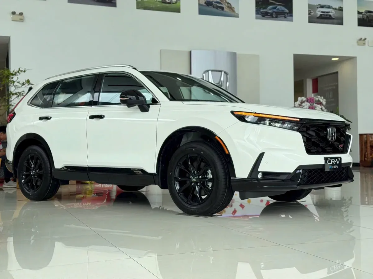 Honda CR V e:HEV RS 2026 màu trắng chụp góc 3/4 trước ngoại thất)